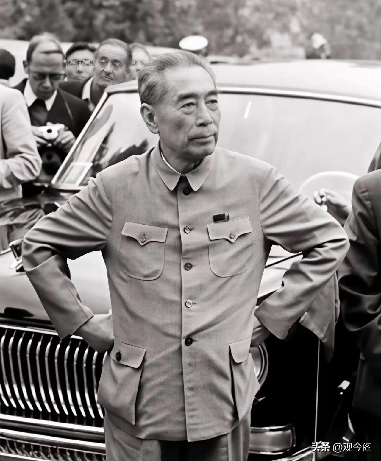1972年2月北京首都机场，周总理站在红旗轿车旁等候尼克松。彼时他身体已出现病痛