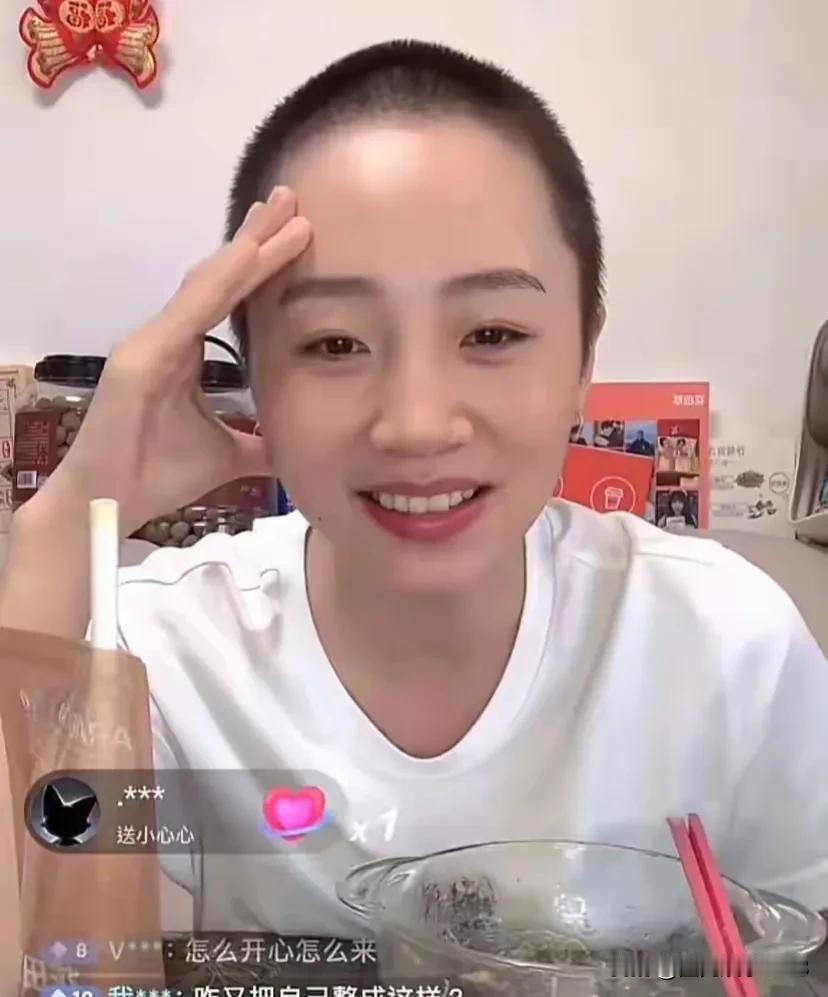 这是秋天妈妈吗？头发怎么又剪短了？这次短的不能再短了。上次剪短发代表从头再来，兴