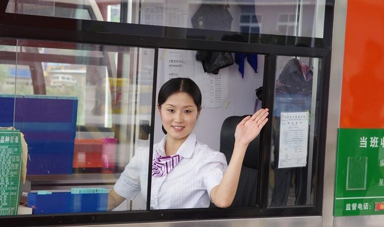 这年头谁还没在高速收费站遇到过尴尬事儿？手机没电，现金没带，后面喇叭哔哔哔催得你