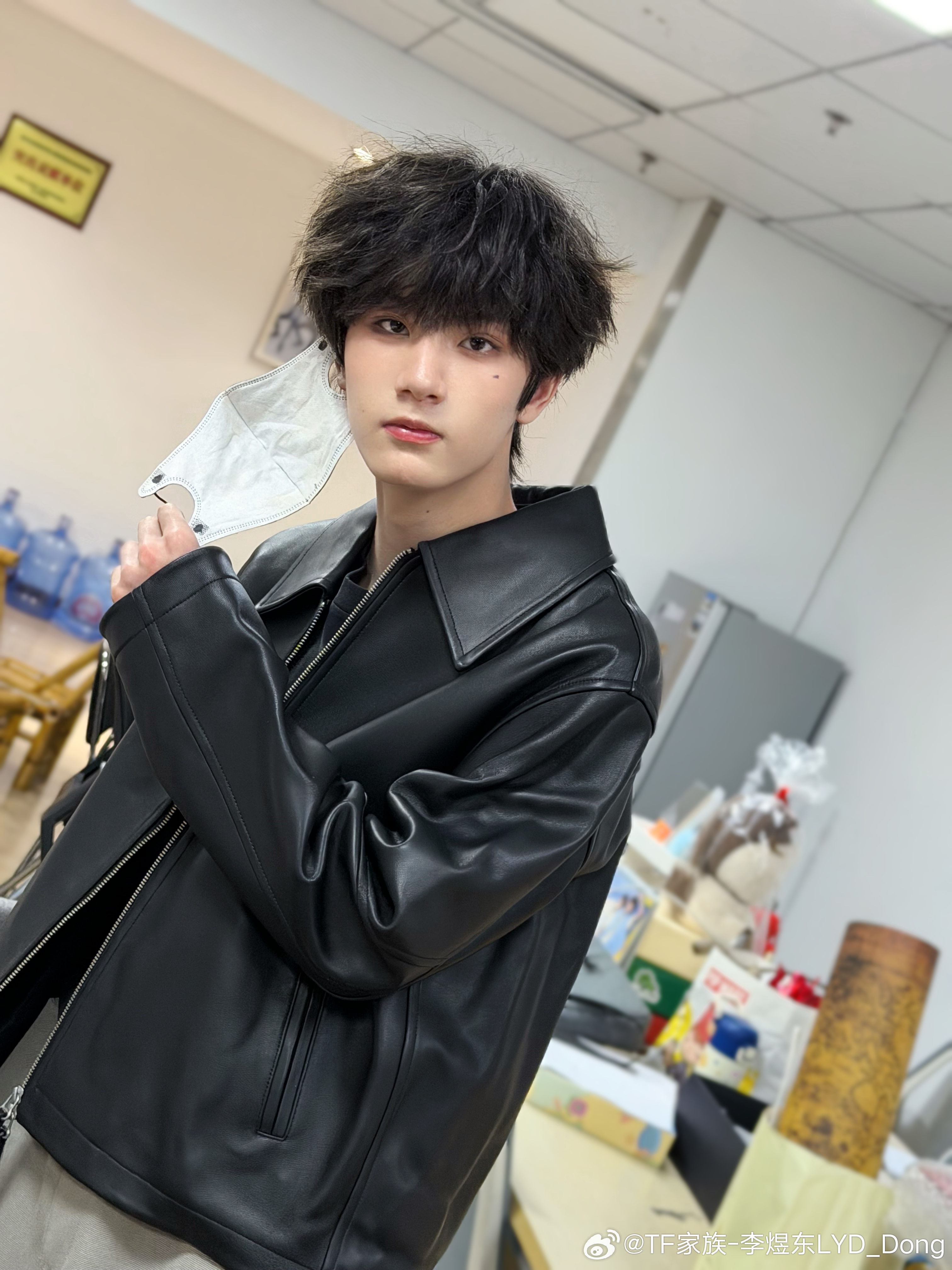 李煜东皮衣造型 李煜东黑色皮衣下课随拍口罩也挡不住的优越骨相，痞帅学长感！每一张