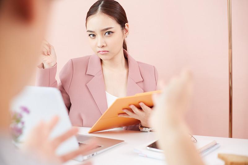 面对恶意，别再忍了！心理学家：这2个字，让你从此不被欺负

你有没有发现，生活中
