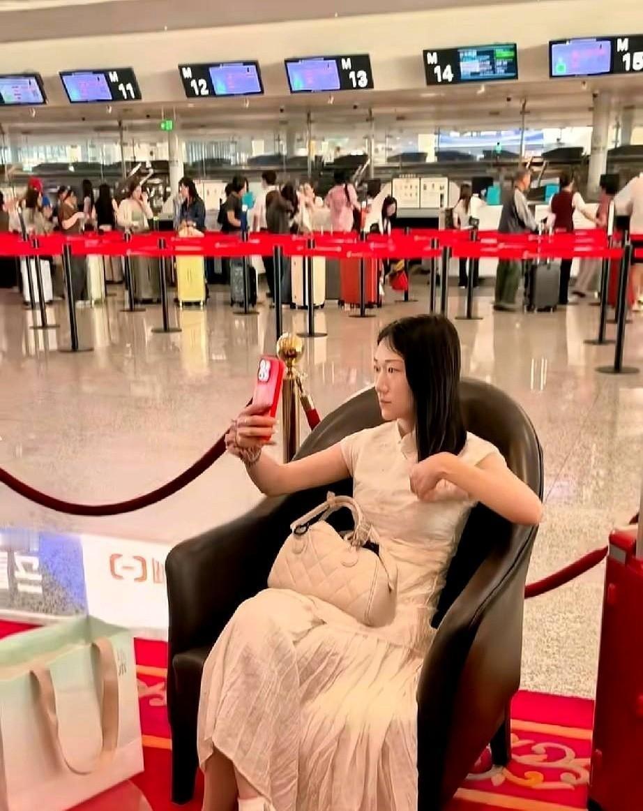 一个人飞韩国，路程更远，反倒一声不吭了。
上次去泰国，用的是别人的账号，直播到一