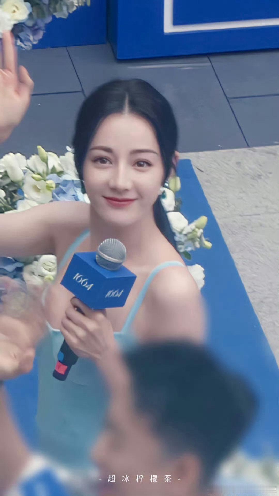#迪丽热巴特意退回来和粉丝打招呼#永远感动于迪丽热巴和粉丝的双向奔赴～还特意退回