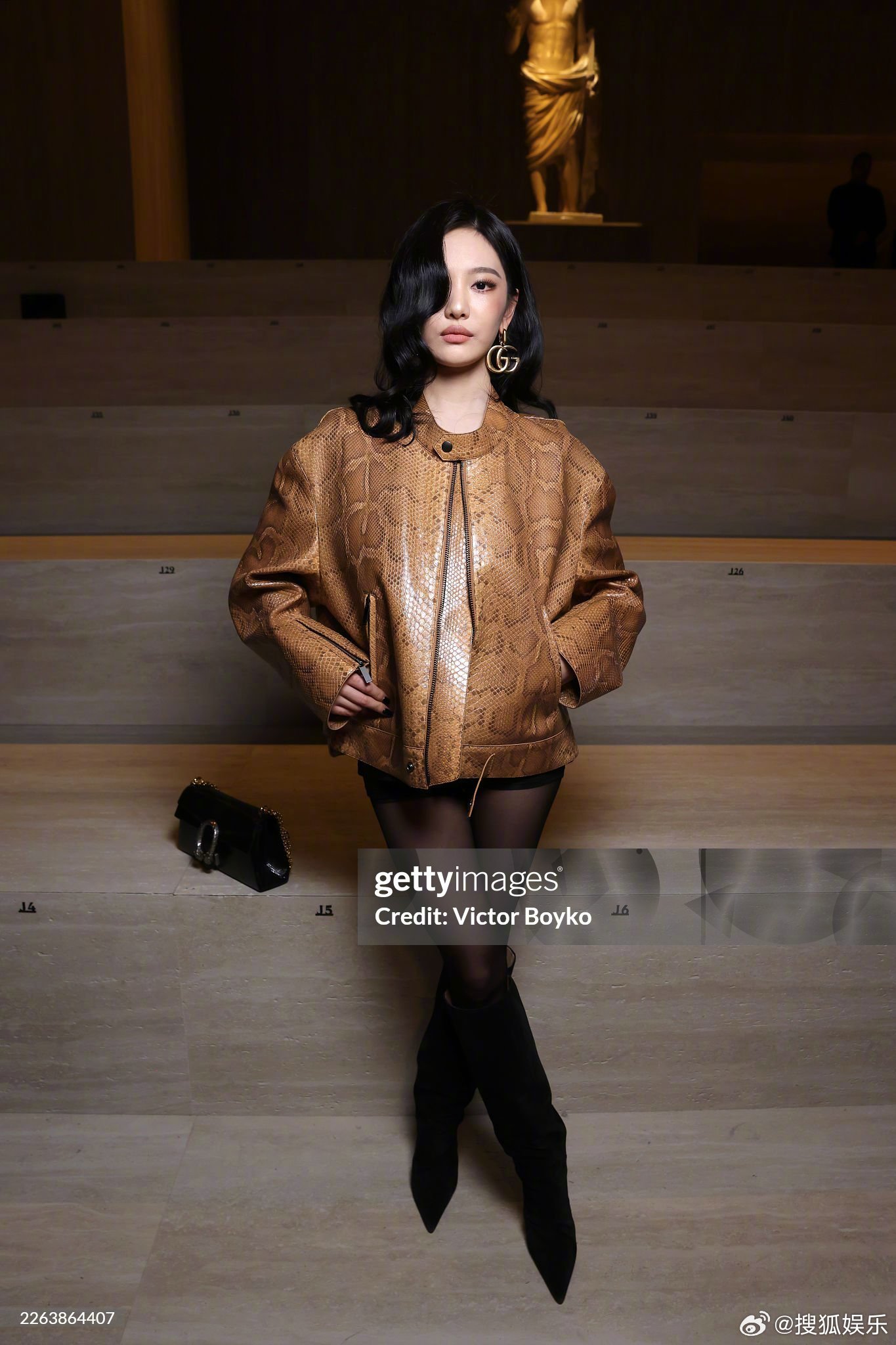 宁艺卓G社看秀生图 宁艺卓米兰时装周G社看秀生图来了！精致贵气的侧分卷发搭配蛇纹