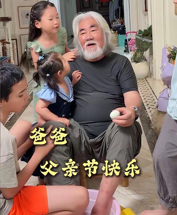 看了张纪中发的父亲节vlog后。可算理解他一把年纪还要生的心情了。四个孩子围绕在