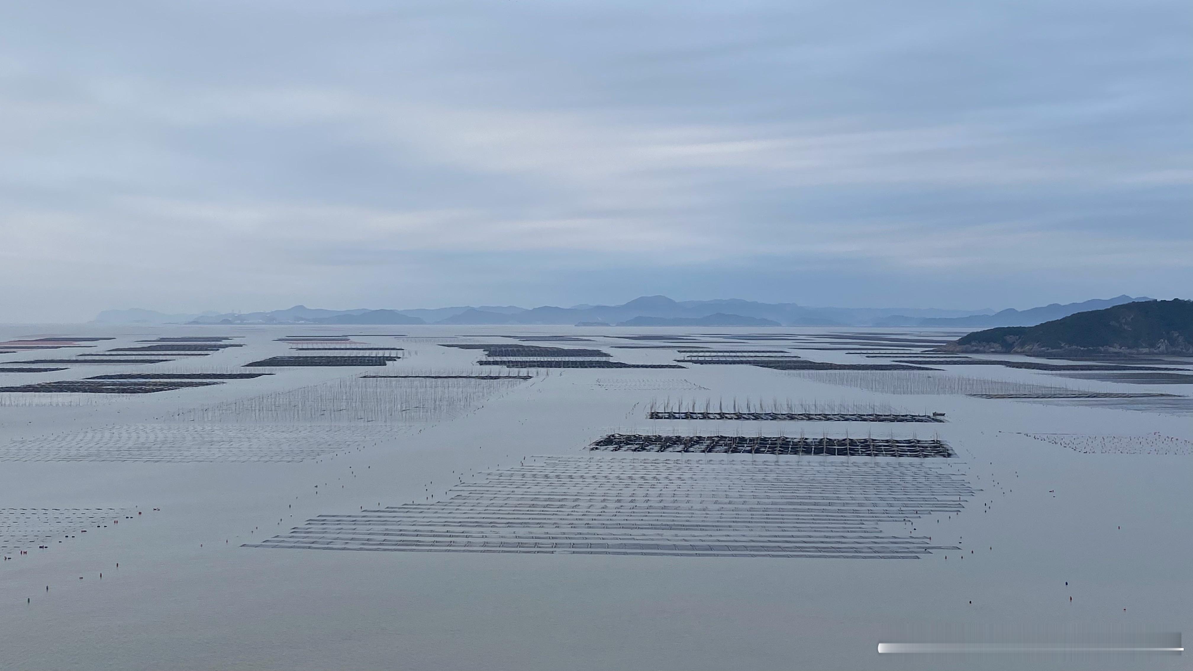 本来今天计划去东壁村的光影栈道拍日落的，无奈天公不作美。到了下午，原本晴朗的天空