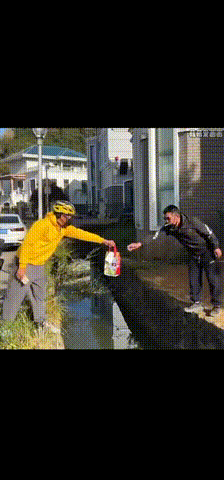 送个外卖送出感情了！臭水沟整成鹊桥了！ 