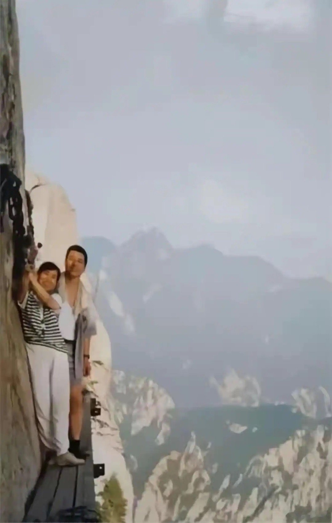 三十年前的华山就是这样爬的，不得不说，那时候的人胆子真的太大了，现在就算给我10
