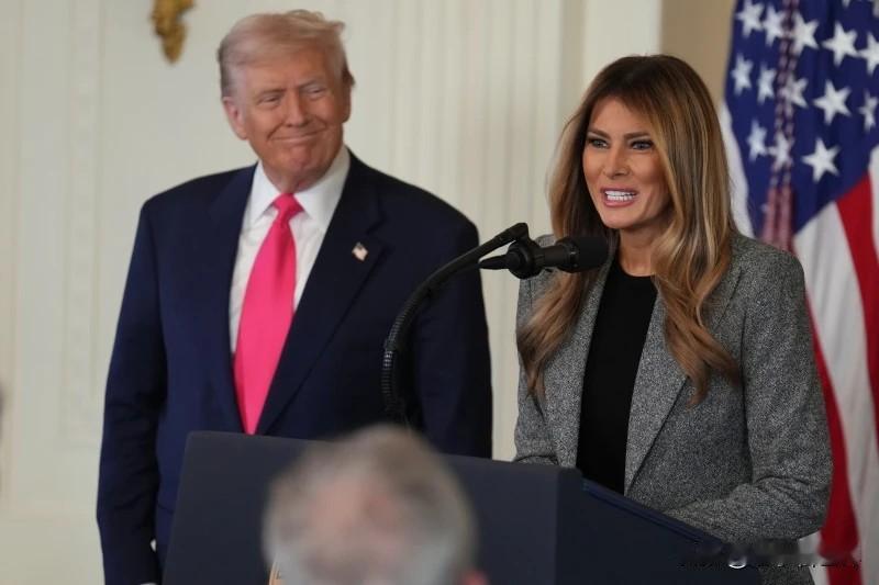 【最新消息：特朗普的妻子梅拉尼娅出席白宫东厅活动】
华盛顿时间2025年11月1
