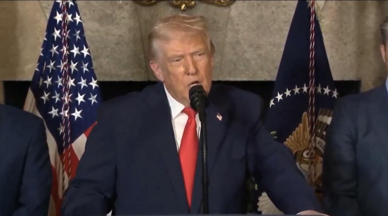 特朗普回应记者问及哥伦比亚总统古斯塔沃·佩特罗：“他得小心点，因为他有毒品工厂…