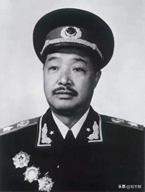 纪念贺龙元帅诞辰130周年！
两把菜刀闹革命，一生赤胆为人民。
铭记元帅箴言：“