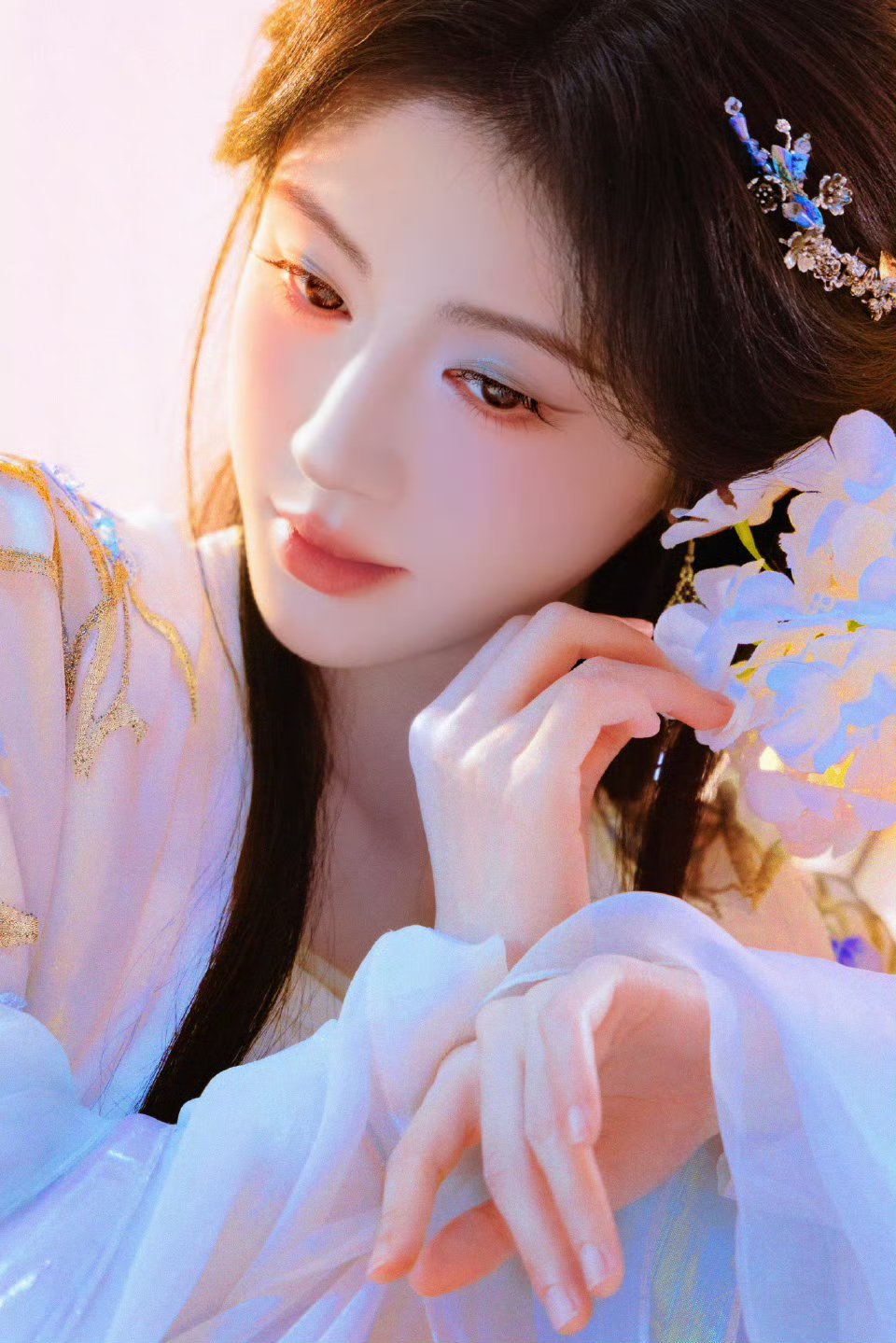 素衣清雅，绣蓝入画这个鞠婧祎好美鞠婧祎 素衣绣蓝