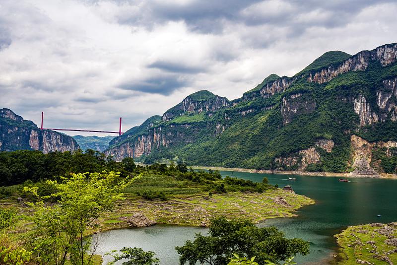 赞贵州：
贵州是人才大省
中国30%的知名大学都是贵州人创办的
贵州好山，好水，