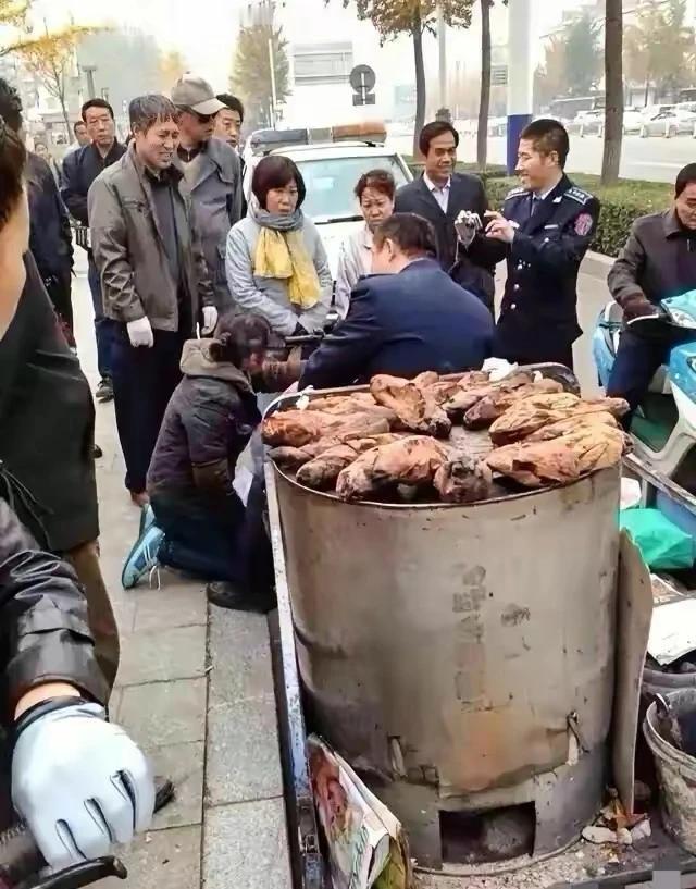 闹大了！笑着拍照惹众怒？底层劳动者的心酸：尊严何在？社会公正如何守护？



“