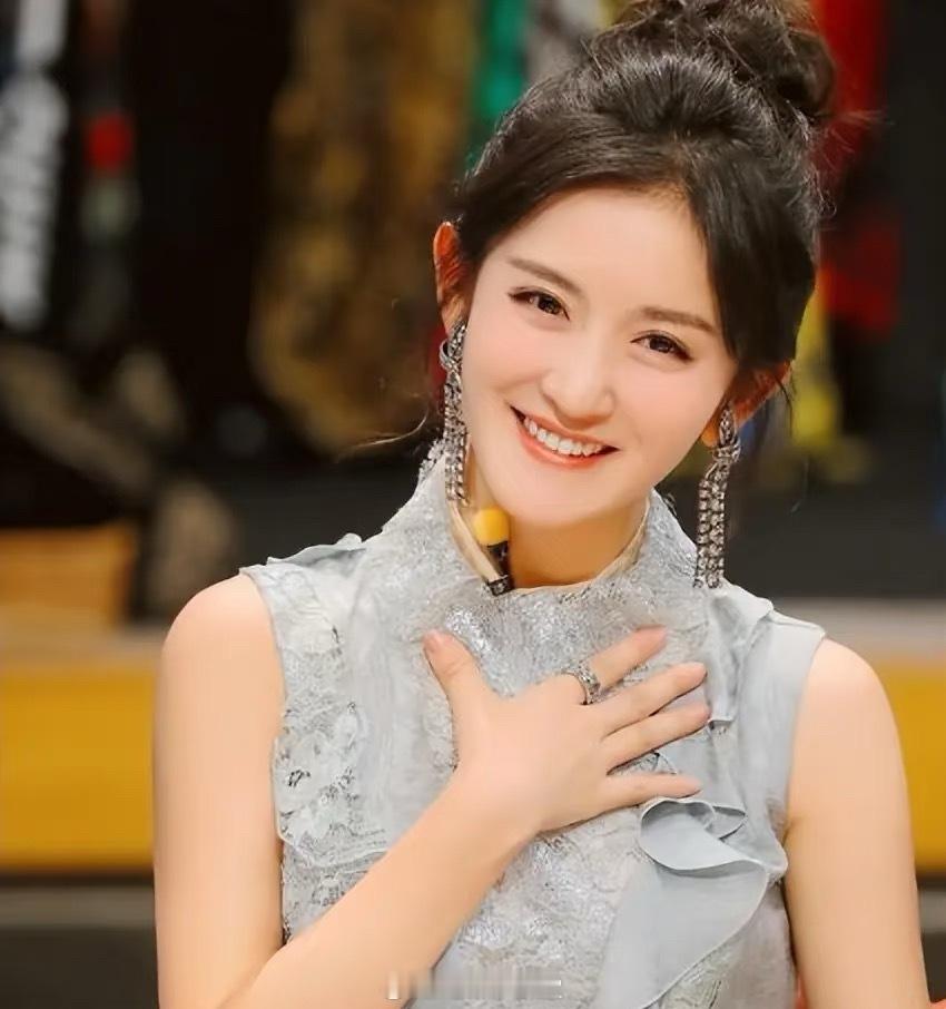 谢娜 从来都没有过QQ号太真实了！我当年不仅加了谢娜、何炅，连整个快乐家族的假号