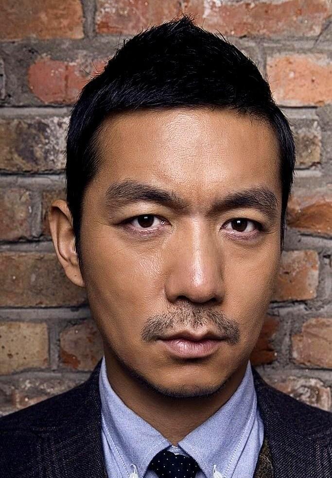 邢佳栋被北电开除那天，把行李卷往肩上一扛，转身买了张去哈尔滨的站票。
开除通知