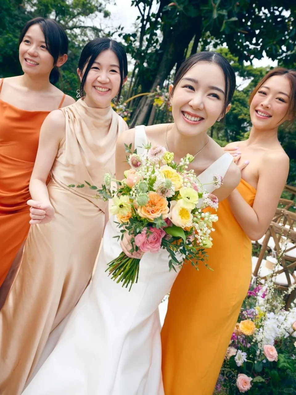 麦明诗新婚半年再晒婚礼照！挑明与伴娘关系