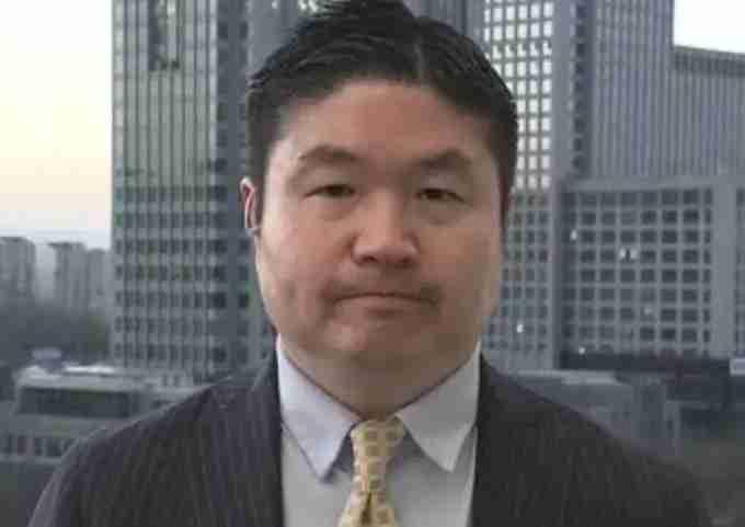 当地时间3月19日，白宫记者会上出现了戏剧性的一幕。日媒记者千千岩森生就美国对伊