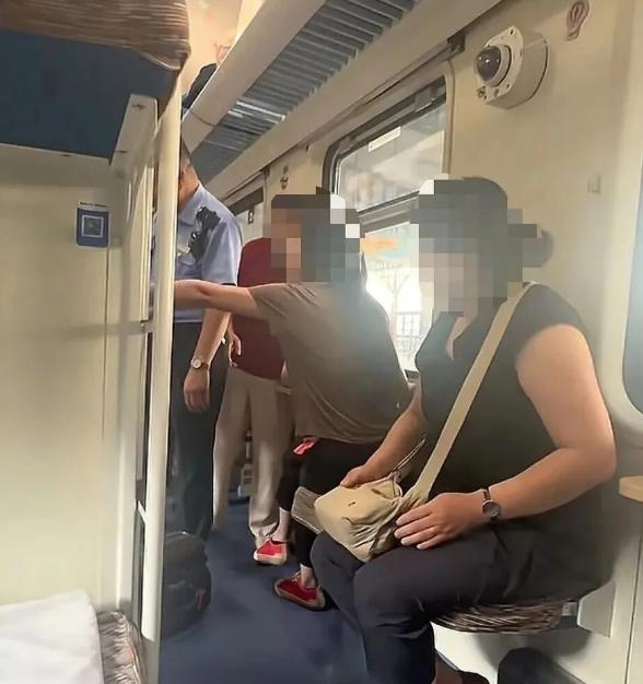 “我就放点东西怎么了？”7月20日，一列飞驰的火车卧铺车厢里，一名女子想把大行李