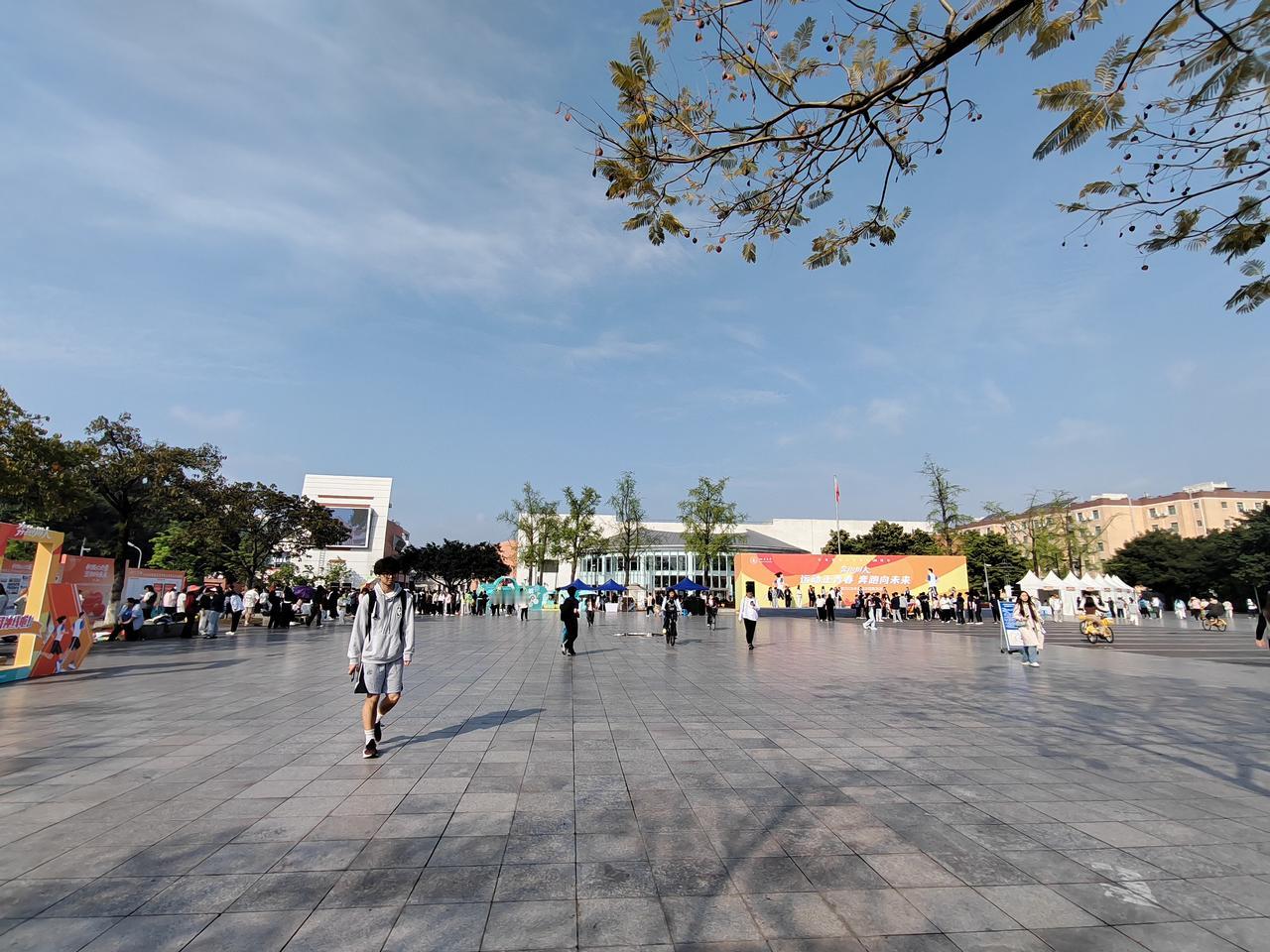 吹口琴是一种受欢迎的业余爱好，能带来诸多益处，但也存在一些需要注意的方面。

主