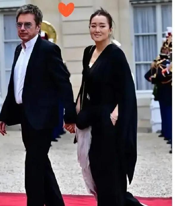 我刚知道，在法国使馆干了二十年的老文化参赞退休前喝多了说：马克龙带巩俐，压根不是