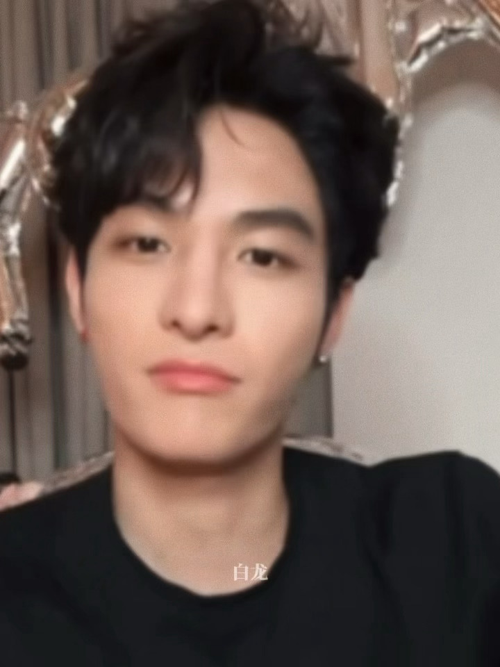 讲黑胶唱片机的时候xgg表情丰富鲜活到爆尤其在看到有人猜老公送他的礼物是蛋糕的时