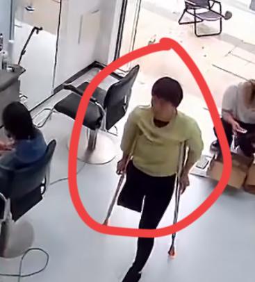 残疾女子理发店洗头，卖惨博同情，老板给她免单。事后了解，原来女子到处白嫖，是个惯