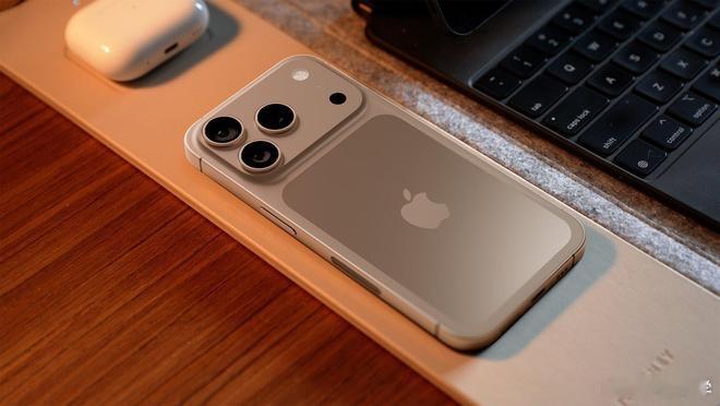 iPhone17Pro原型机曝光网上的图看着还行啊，为什么到现实中带个手机壳就有