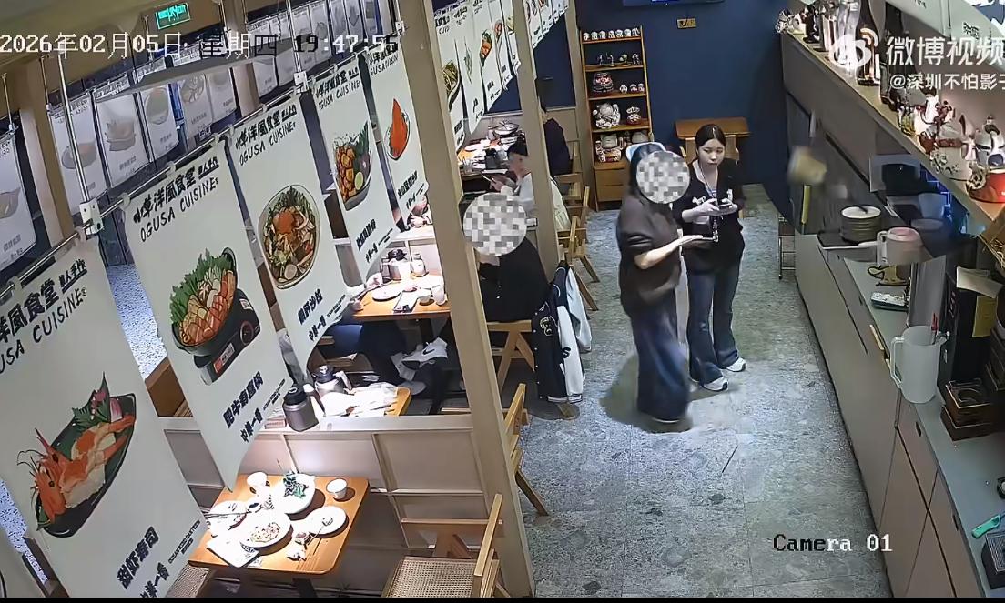 深圳一餐馆遭遇食客打砸，起因是上菜慢，餐馆老板发声坚决不和解。一老头和老太还有他