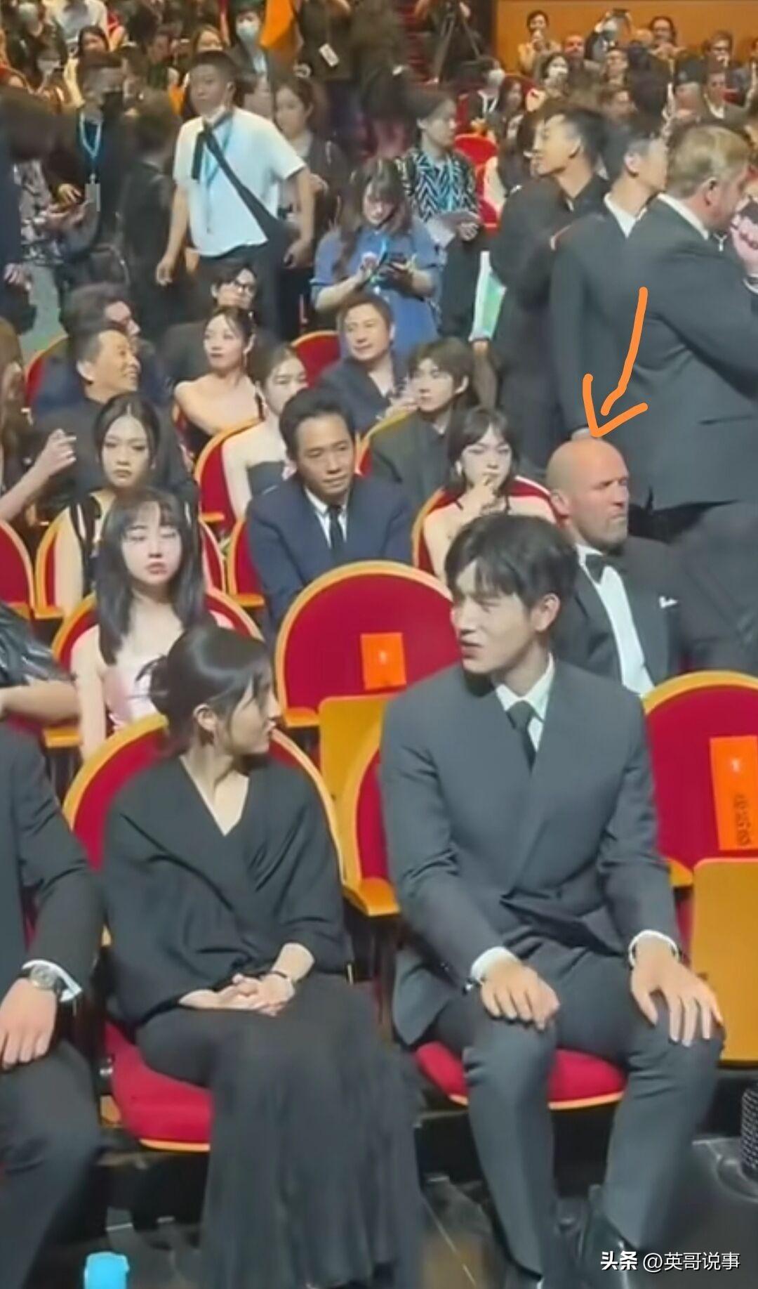 这是什么场合？他显得格格不入！