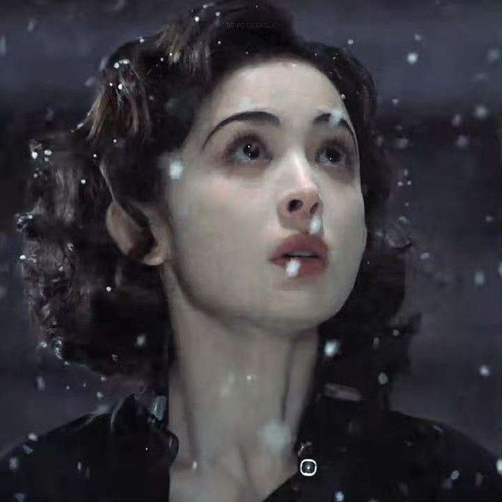 这眉毛不常见，像欧美复古电影的妆造思路。 ​​​