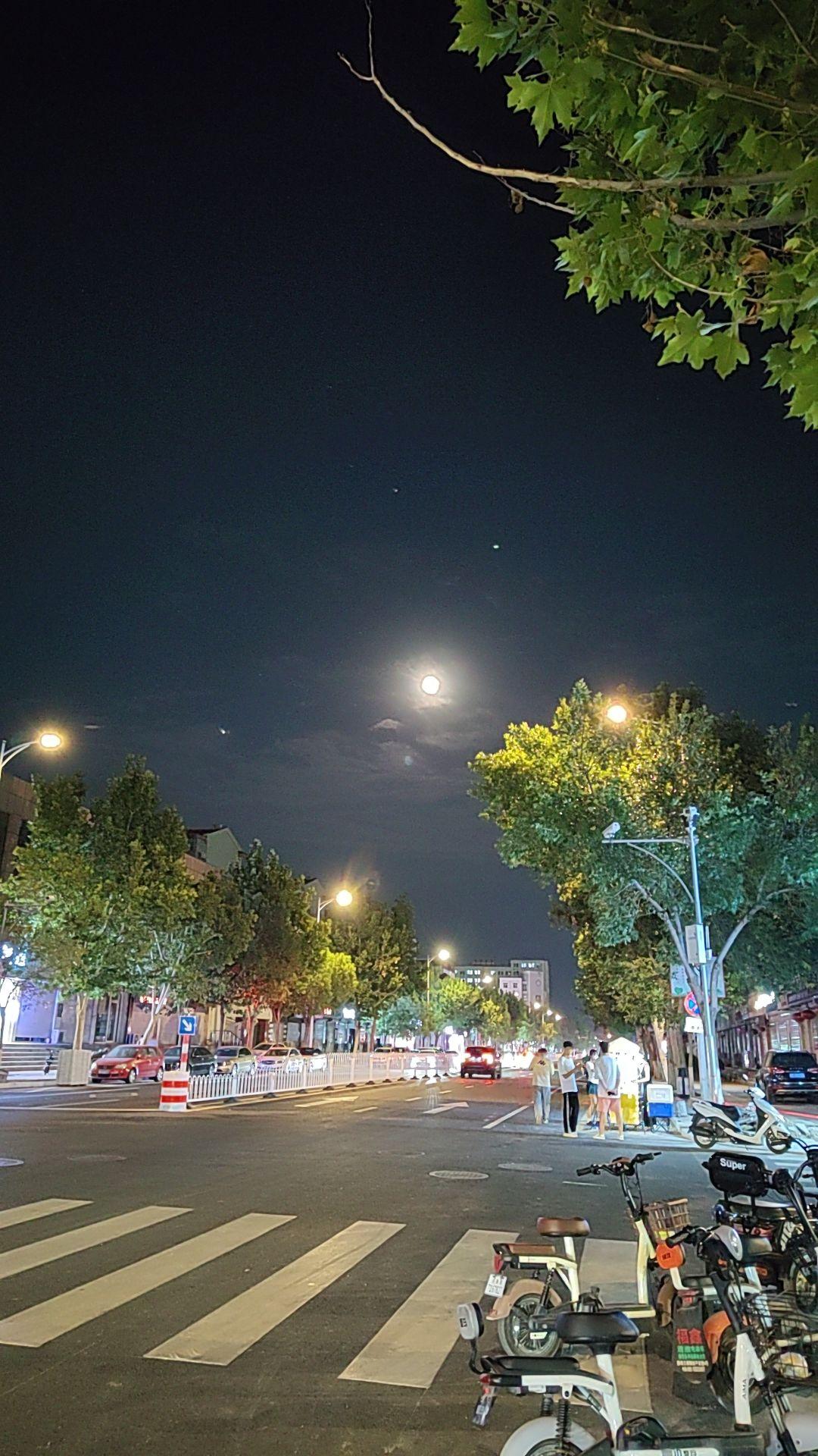 月光散落人间 今晚的月色很美 城市的夜晚 主打的就是一个真实 一起看月亮
