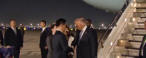 直击现场！特朗普落地北京，9年后美国元首再访华，中美会谈藏着全球经济答案
 
这