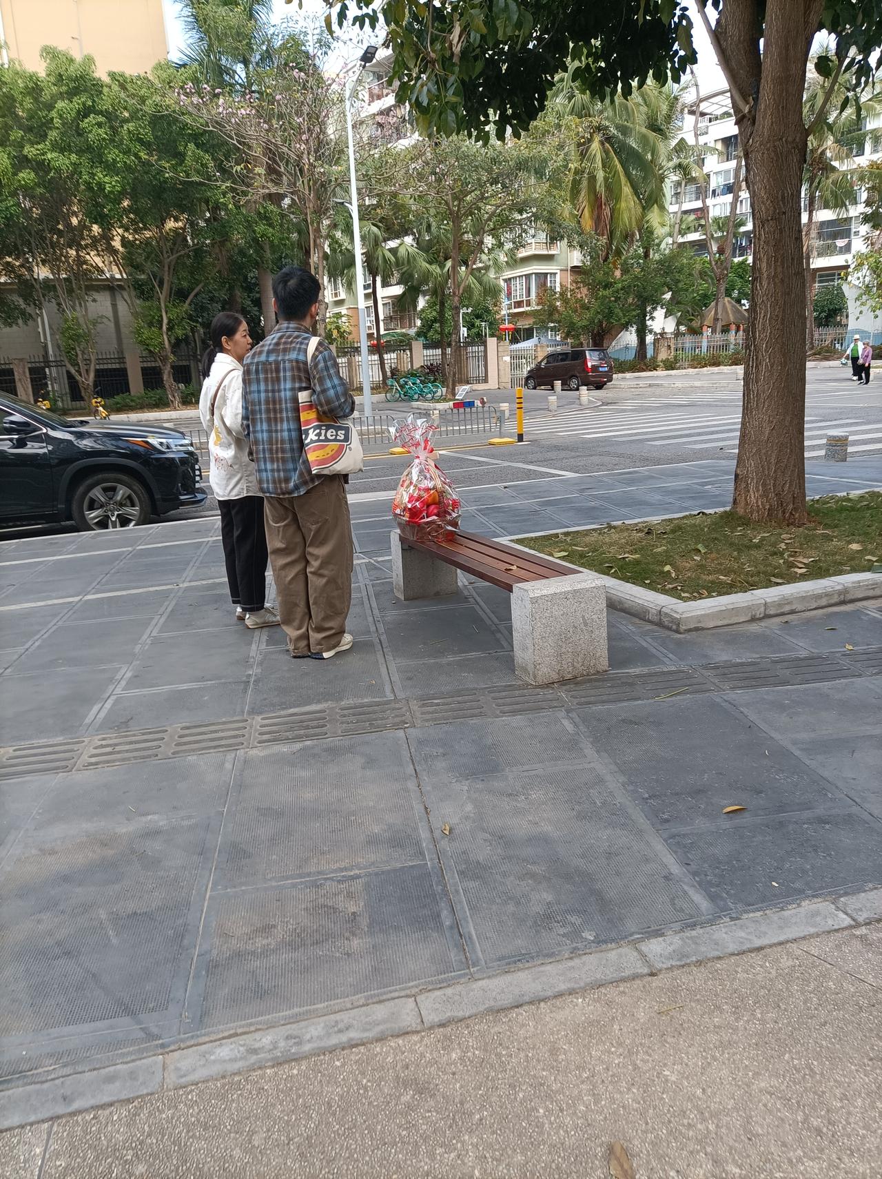 新年爱好打卡新年出去到处走走看看，顺便随手一拍，全是美景，路上的行人，蓝天白云都