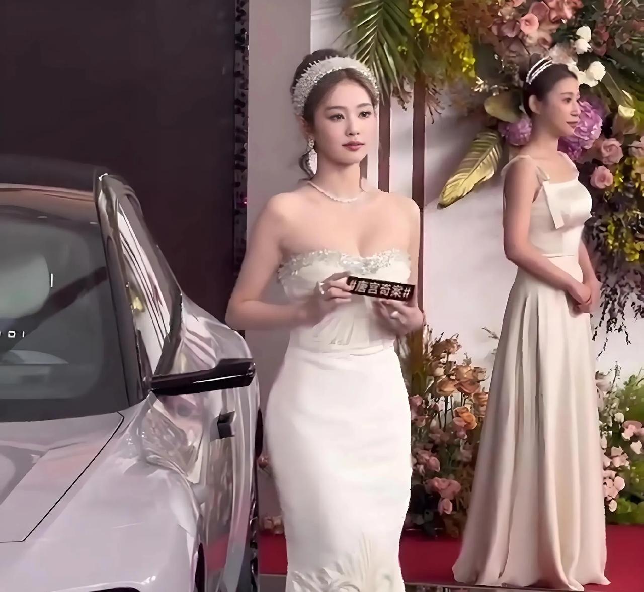 白鹿造型又翻车了，居然被身后的司仪小姐秒到了！

娱乐圈造型经常翻车的明星除了周