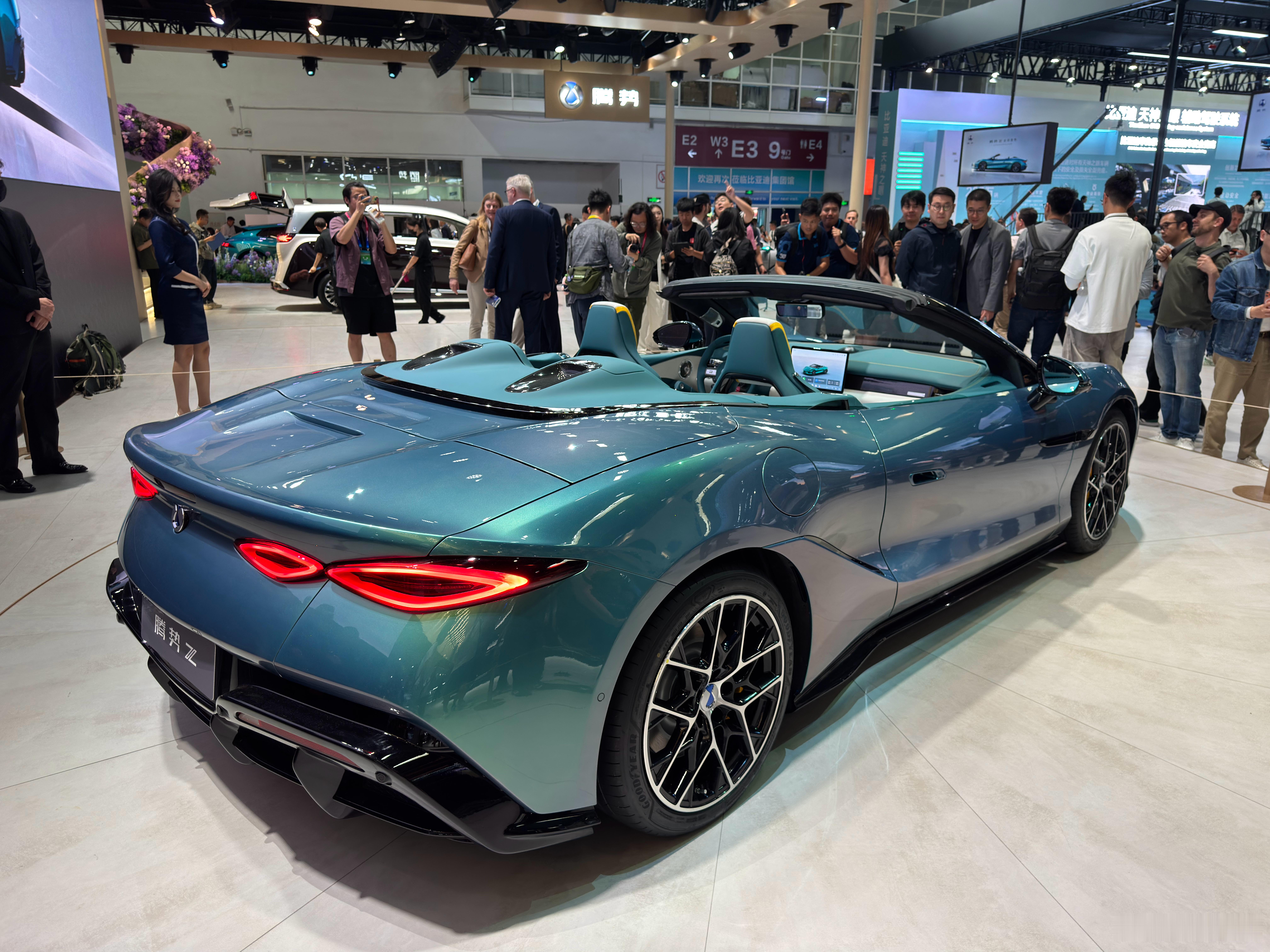 腾势 Z 敞篷版，内饰真够大胆。你们说，最终定价是______绝对卖爆！？ 