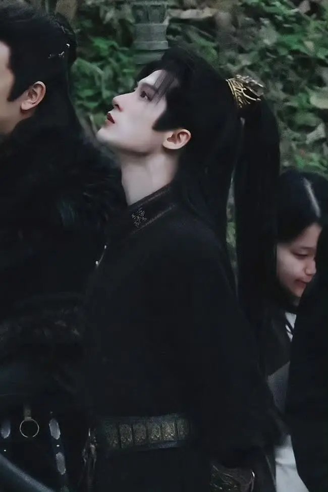 昨晚看到有人黑谢却山颜值？ 