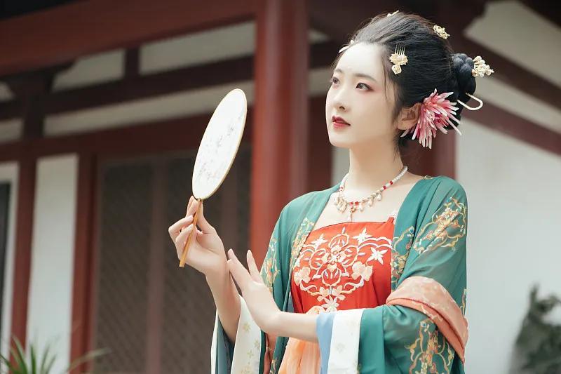 女人，醒悟吧！

李玟身家不九个亿菲、热情炽热，一生渴望被好好心疼，最终在亲密关