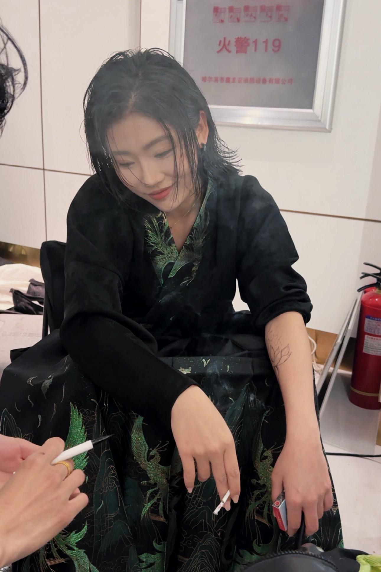 为了一部戏，剪去了我的长发。去掉假睫毛和美瞳，老子扳弯你们所有女人