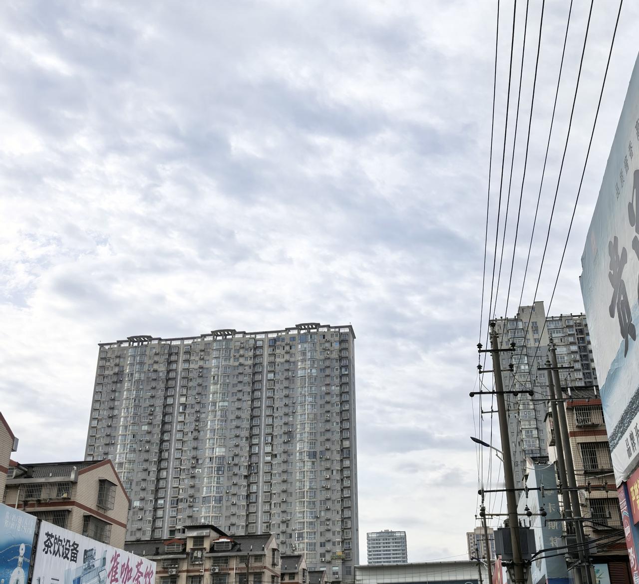 今天上小学三年级的儿子回来跟我说，农村的孩子比较笨，但是身手敏捷。我很惊讶他为什