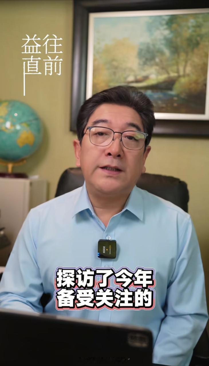 央视新闻频道记者、主持人、国际问题专家水均益拜访了陈伟霆，称陈伟霆今年备受关注、