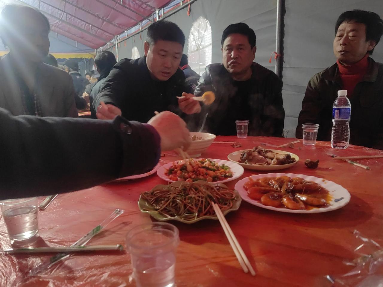 我们村不管是白事还是喜事，主食就是吃大锅菜馒头。
中午和晚上主家都准备6个或8个