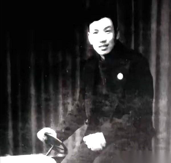 1947年冬天，西安城南一家药铺的后院，三长两短的敲门声突然变了调。
地下党员汪