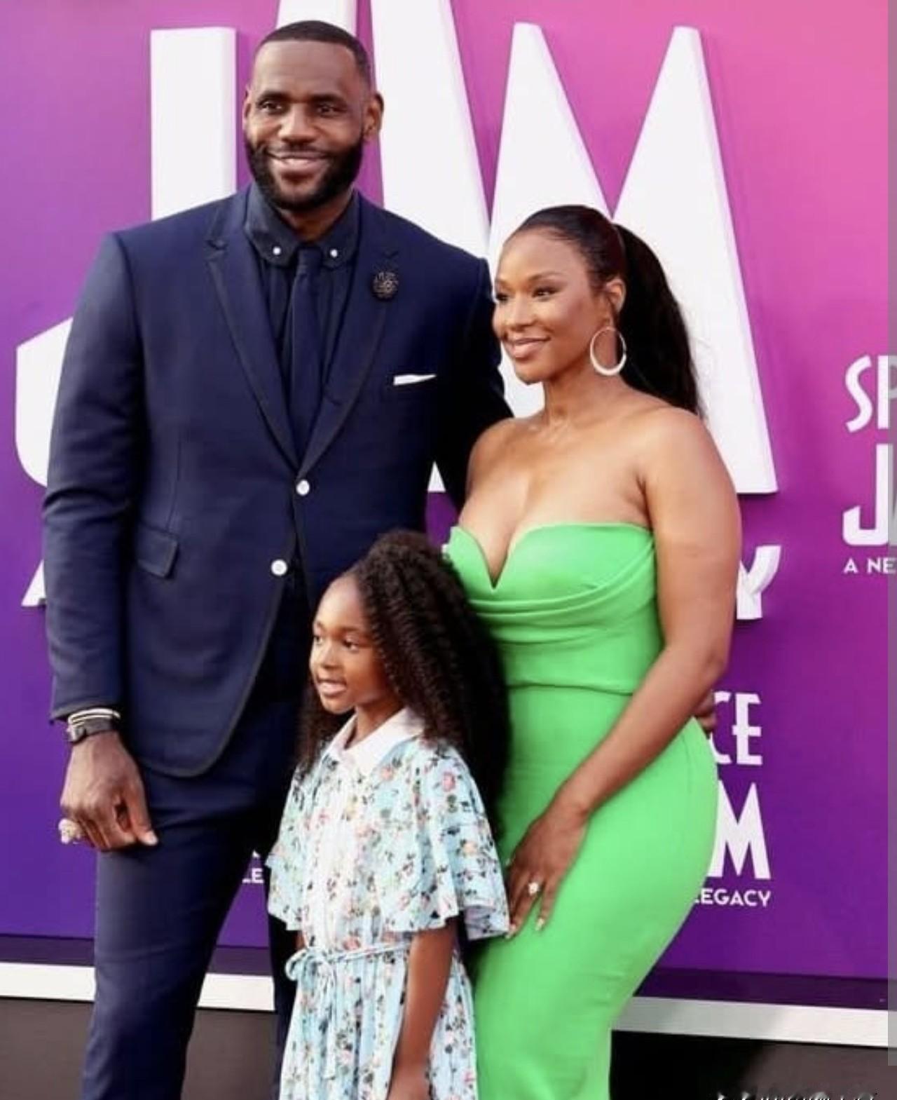 他高中时追的是隔壁学校的啦啦队长，现在她是全美身价最高运动员的“定海神针”。
2