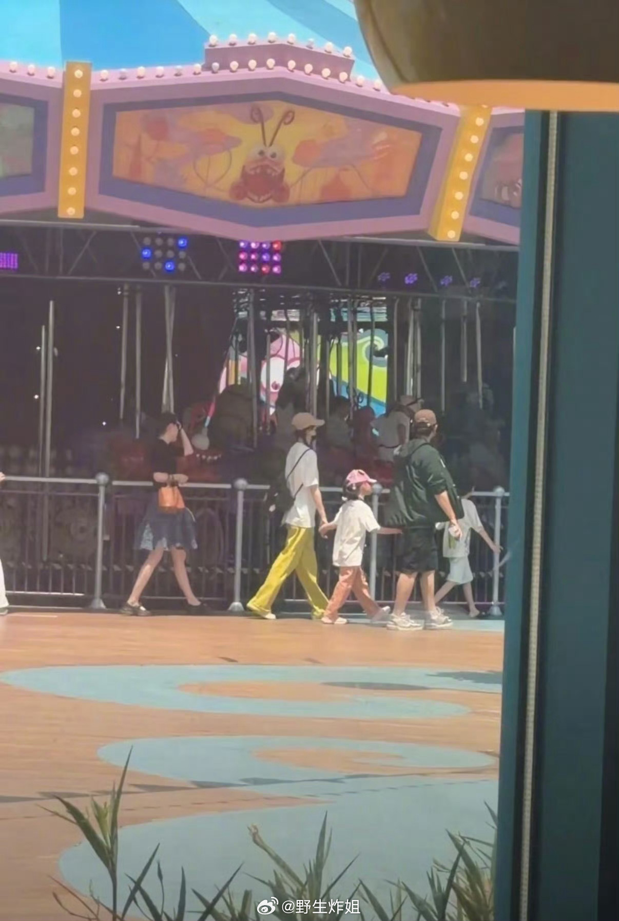 唐嫣跟罗晋带着女儿一起去新加坡的环球影城玩啦，之前关于这两位的感情纠纷传闻是不是