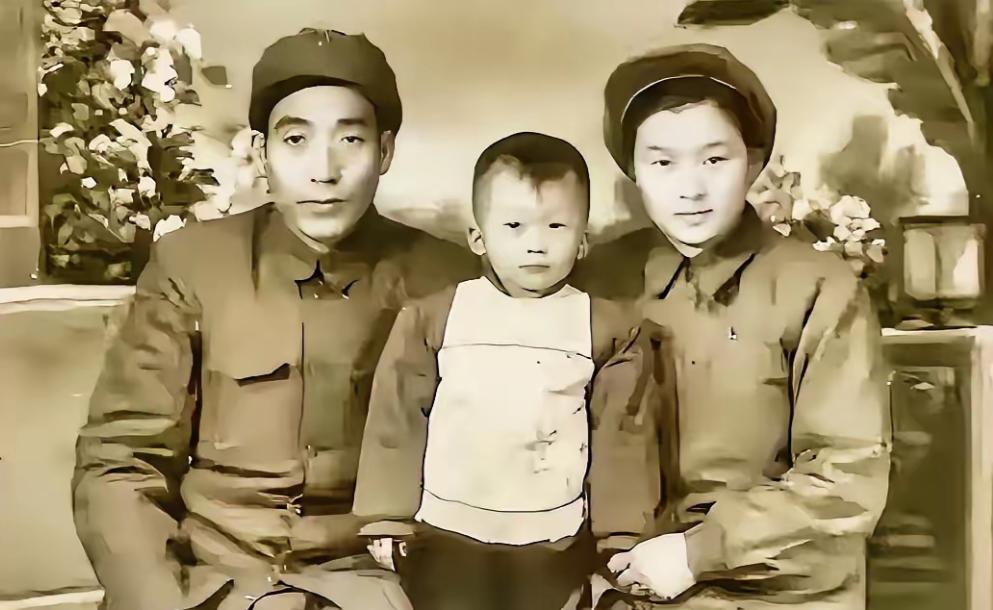 1952年，志愿军铁道兵三师师长黄振荣回国治病，给他看病的女军医周兰说，她和恋人