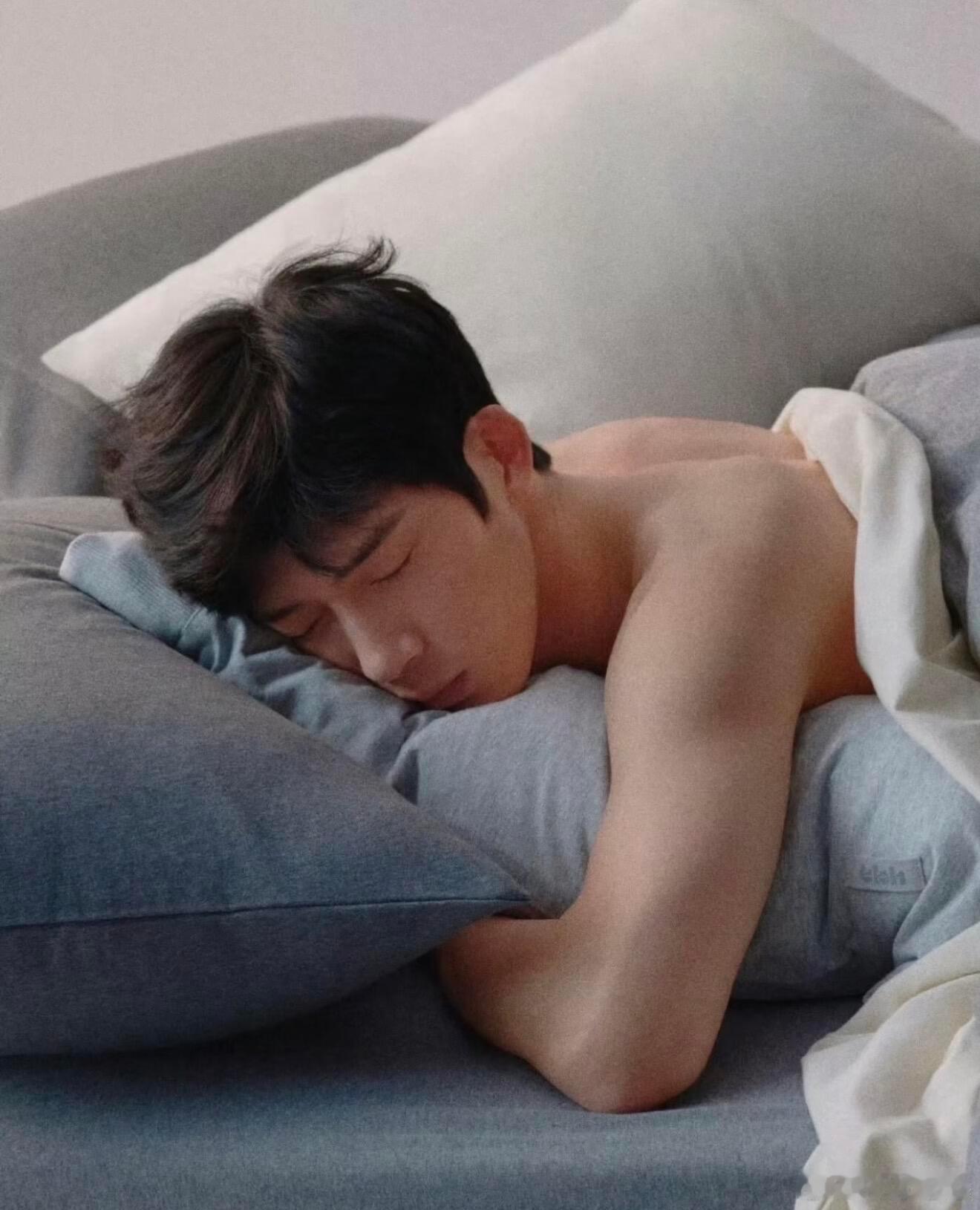 杨洋也惦记井柏然的衣服果然帅哥也逃不过，总觉得别人身上的衣服会更适合自己井柏然的