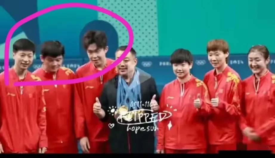 这两人这表情…还真像网上大家说的那样啊，
一个没头脑，一个不高兴[大笑]看起来不