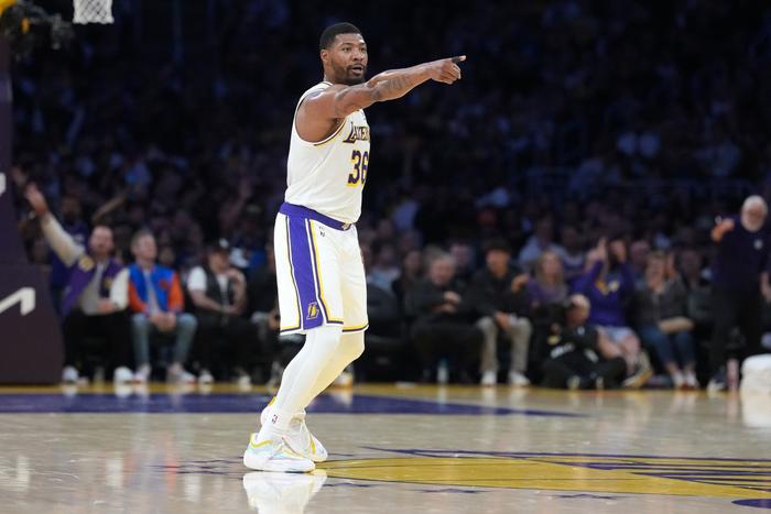 斯玛特是湖人连胜强敌的关键，湖人上一场战掘金，也是斯玛特在加时最后一分钟，接詹姆