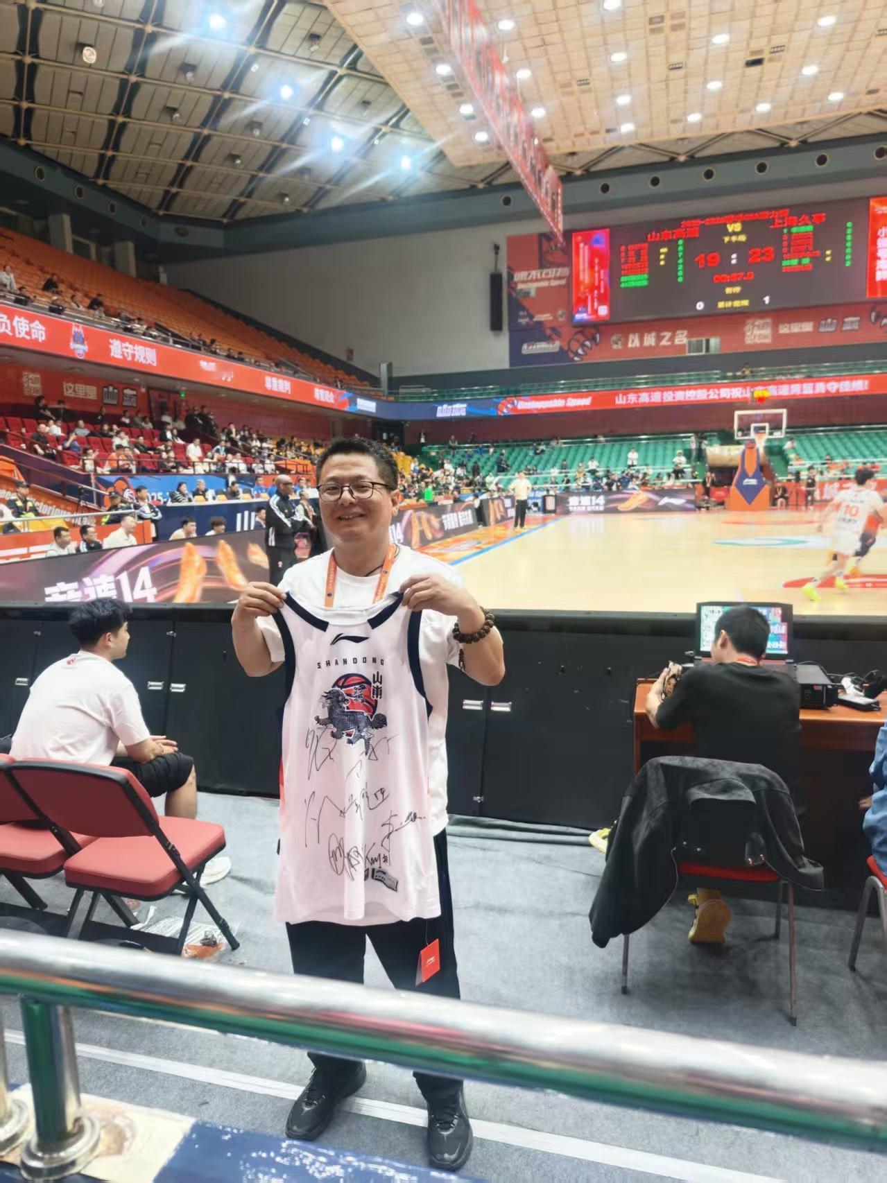 青春无悔，与CBA同行，作山东高速男篮的最坚实后盾，山东高速球迷会、山东高速高校